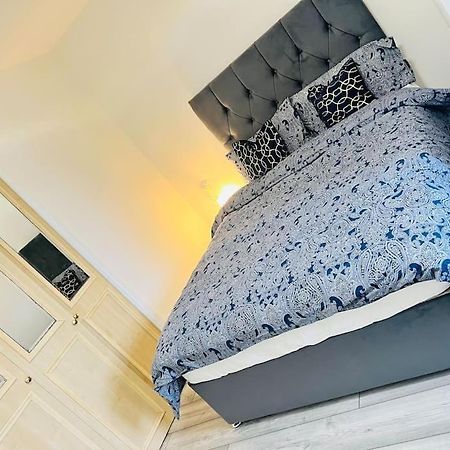 Superb 2 Bedroom Apartment With Free Parking 爱丁堡 外观 照片
