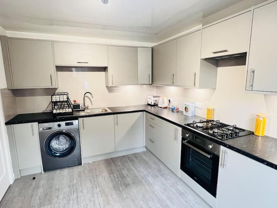 Superb 2 Bedroom Apartment With Free Parking 爱丁堡 外观 照片